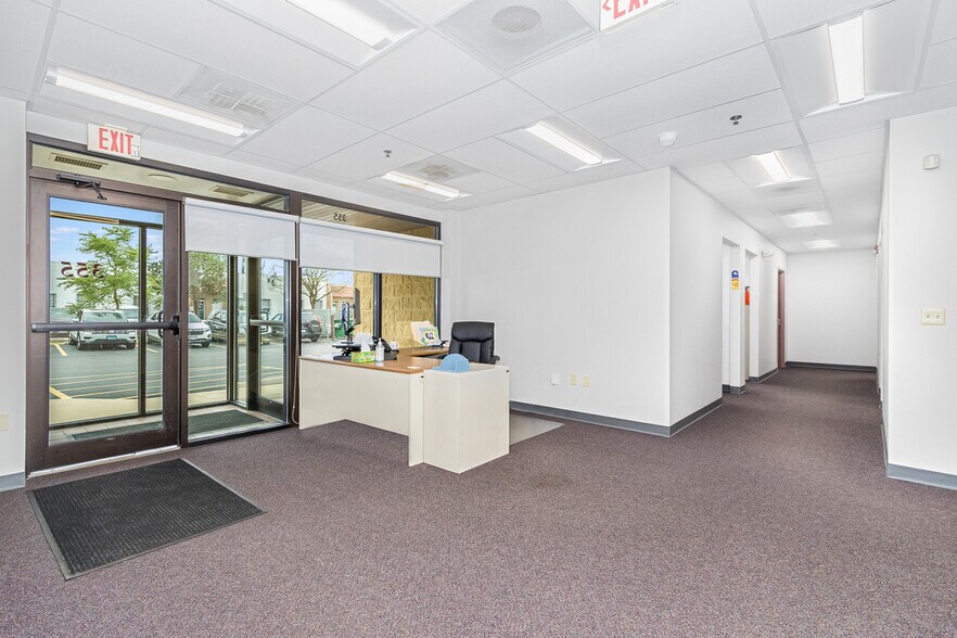 More Photos Of 355 Smoke Tree Plaza Dr, North Aurora Office For Lease
