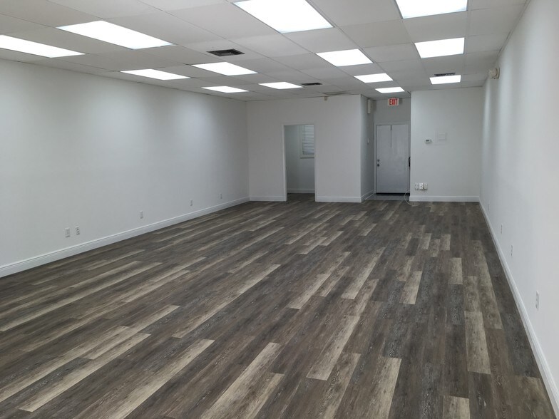 More Photos Of 2301-2331 NW Federal Hwy, Stuart Storefront Retail Office For Lease