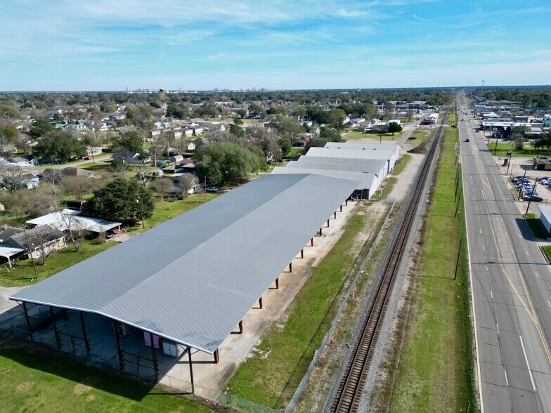 More Photos Of 1050 Detroit Ave, Nederland Distribution For Lease