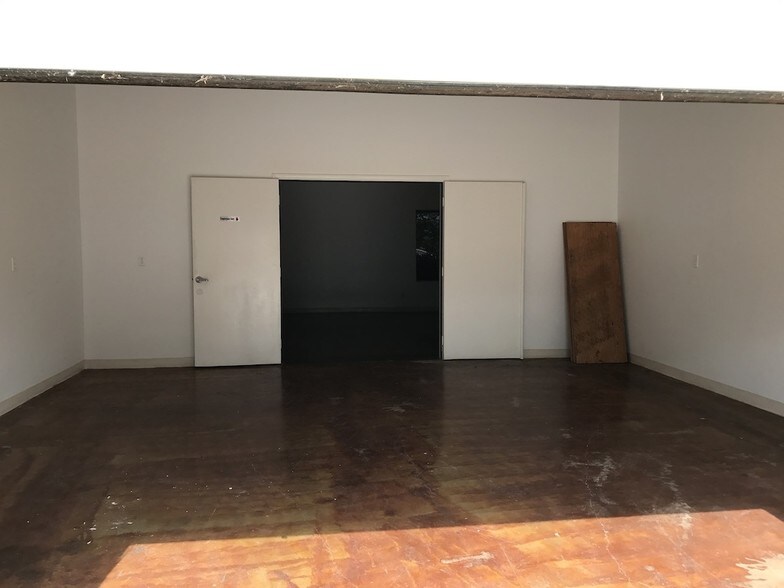 More Photos Of 118 6th St N, Texas City Showroom For Sale