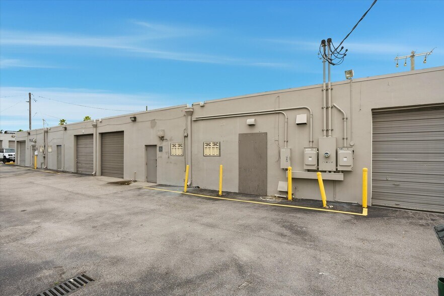 More Photos Of 274 NE 67th St, Miami Showroom For Lease