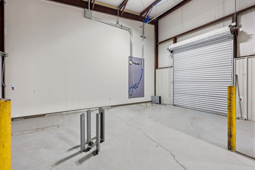 More Photos Of 1655 Oakbrook Dr, Gainesville Flex For Lease