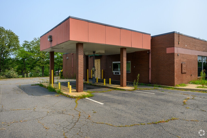 More Photos Of 2030 Old Bridge Rd, Woodbridge Bank For Sale