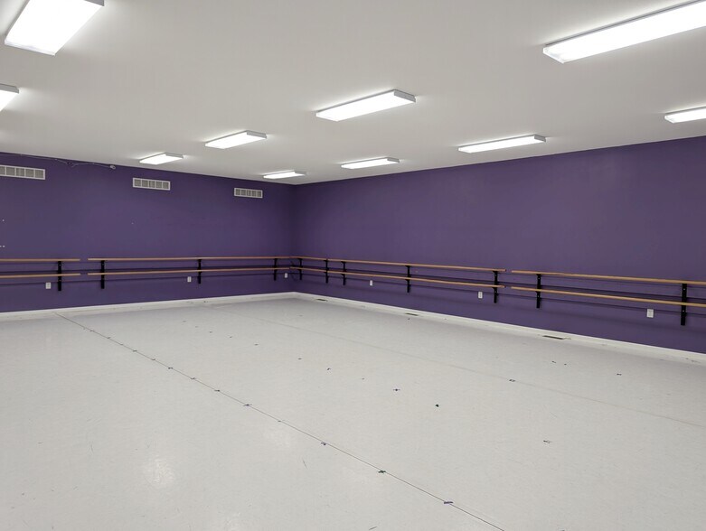 More Photos Of 1110 School st, Hillsboro Flex For Sale