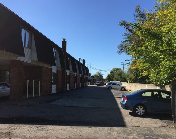 More Photos Of 17200 W 10 Mile Rd, Southfield Office For Lease