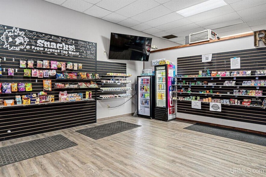 More Photos Of 1021 W Washington St, Marquette Flex For Sale