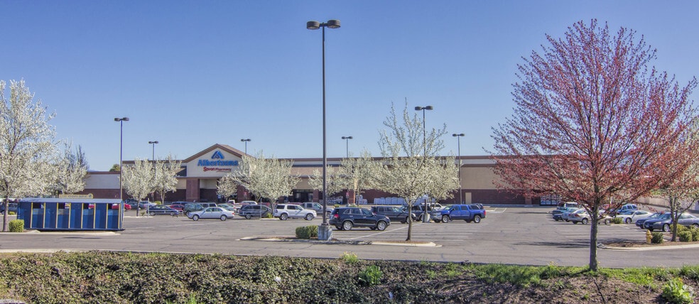 Primary Photo Of 1360 Plaza Blvd, Central Point Supermarket For Lease