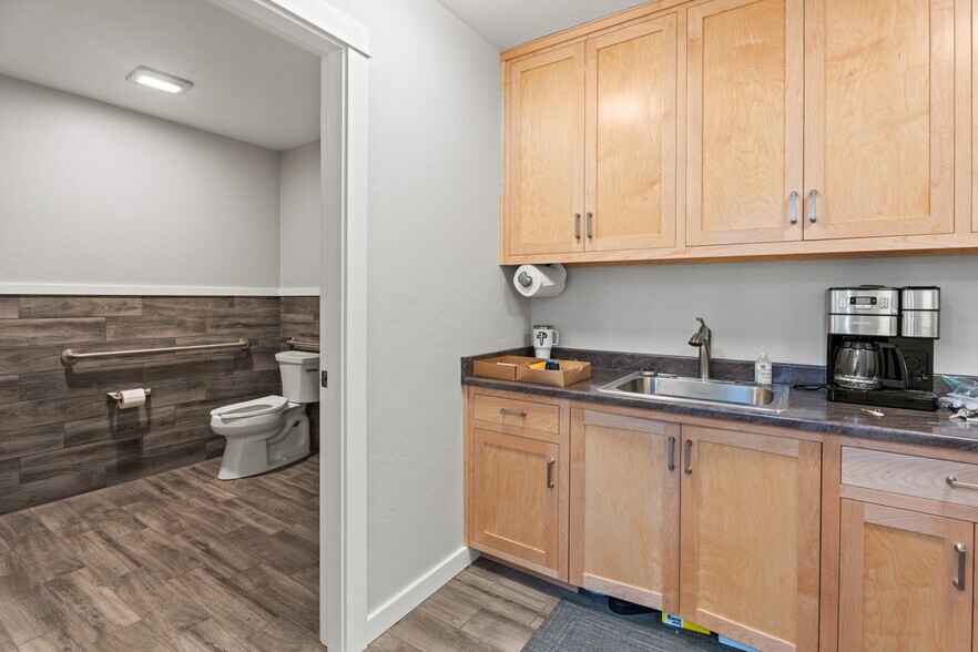 More Photos Of 16 W Valley St, Willits Office For Lease