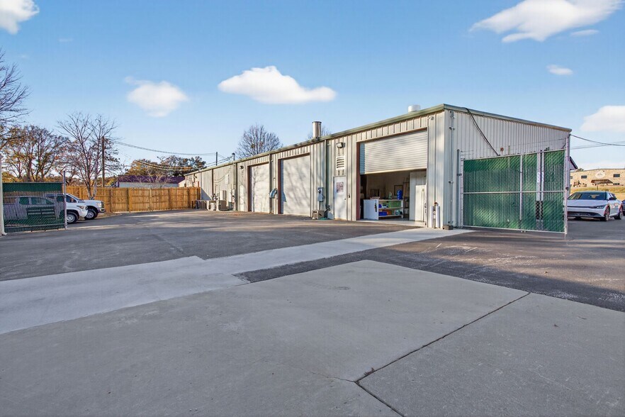 More Photos Of 1595 Access Rd, Covington Storefront For Sale