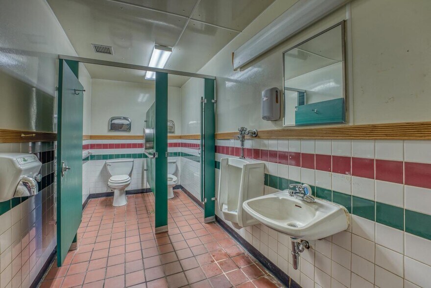 More Photos Of 238 Meadow St, Littleton Freestanding For Sale