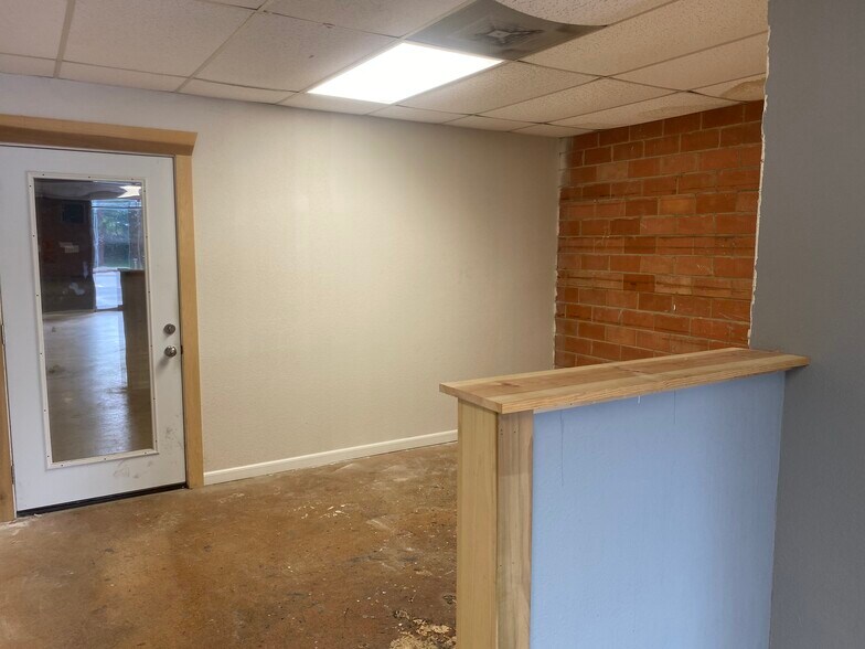 More Photos Of 8446 Gault Ln, San Antonio Light Distribution For Lease