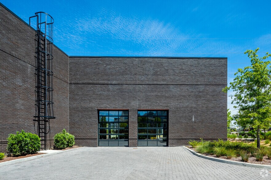 More Photos Of 4801 Centennial Blvd, Nashville General Retail For Lease