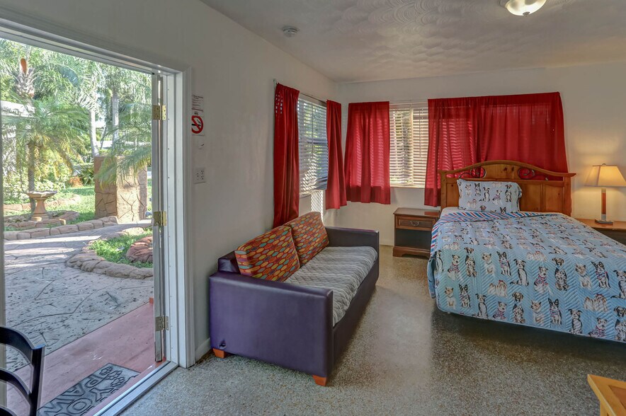 More Photos Of 1743 Wiley St, Hollywood Hotel For Sale