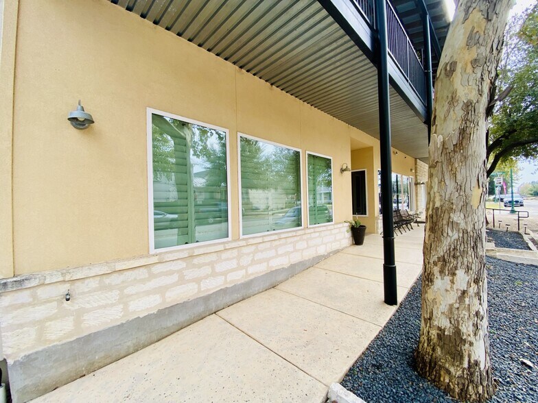 More Photos Of 967 Academy, New Braunfels Office For Lease