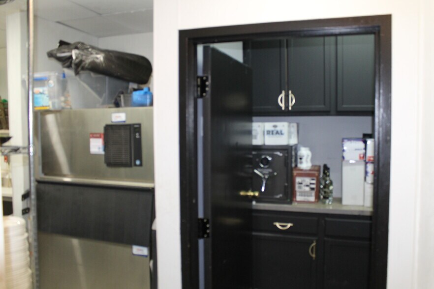 More Photos Of 7470 S Priest Dr, Tempe Restaurant For Sale