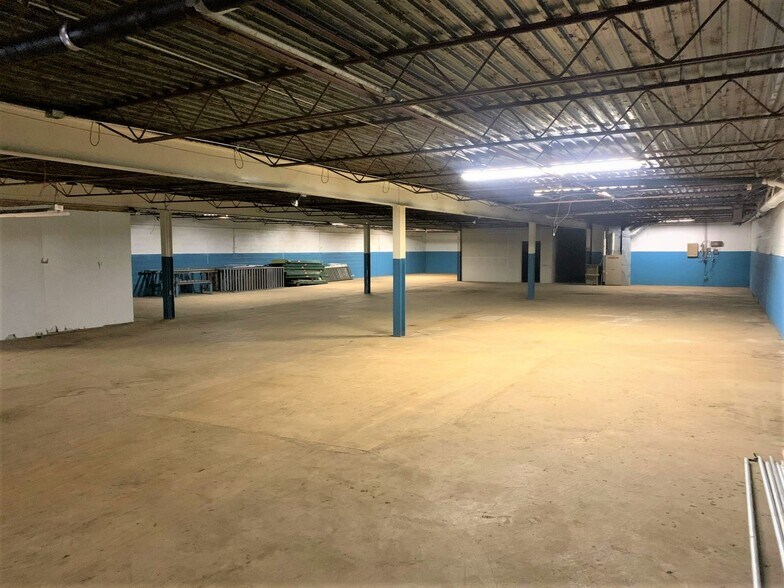 More Photos Of 7 School St, Laura Manufacturing For Sale