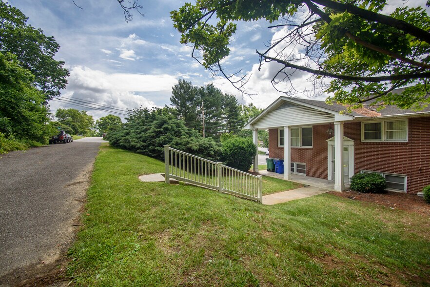 More Photos Of 1201 Elm St, Christiansburg Office For Sale