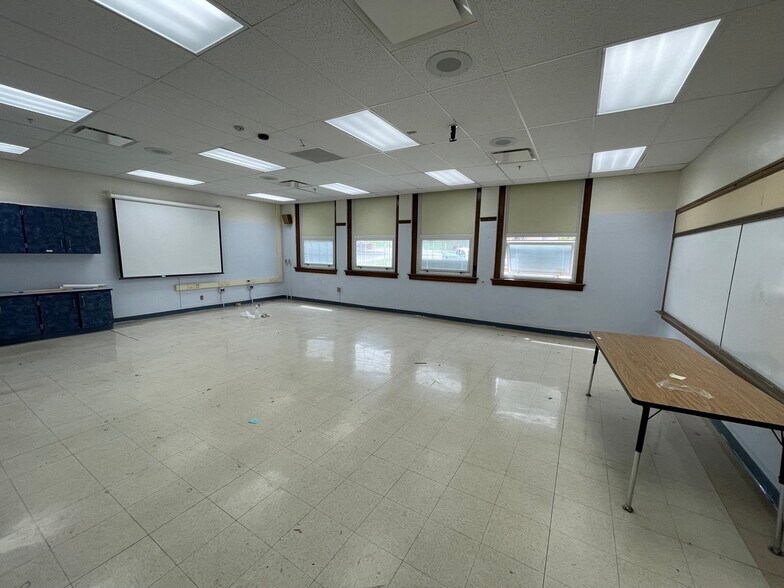 More Photos Of 76 W Athens Rd, Roseville Schools For Lease