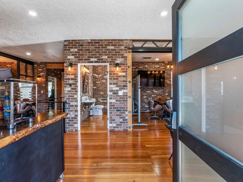 More Photos Of 2917 Washington St, Vancouver Storefront Retail Office For Sale