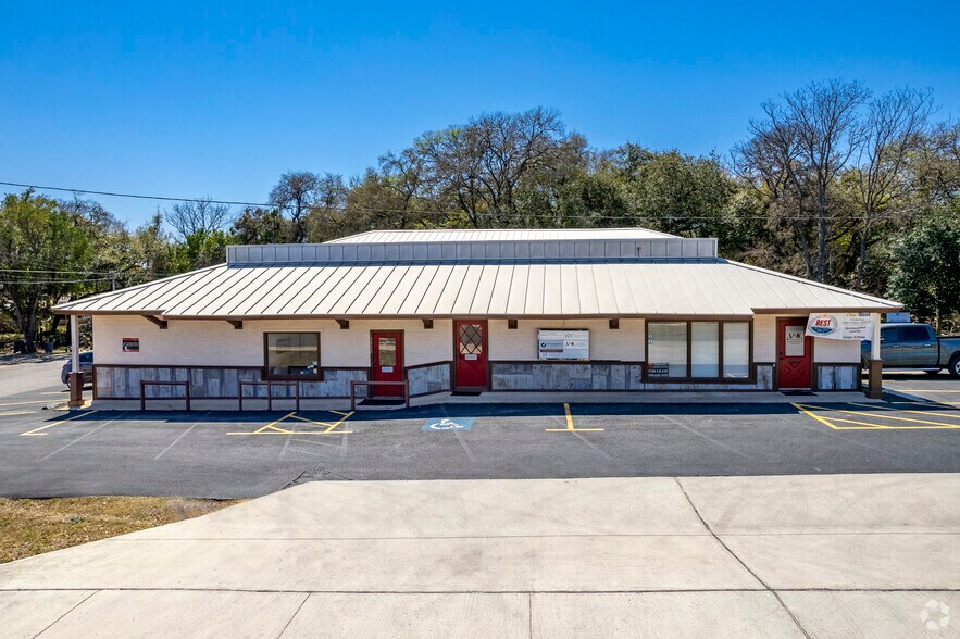More Photos Of 1111 N Walnut Ave, New Braunfels Office For Lease