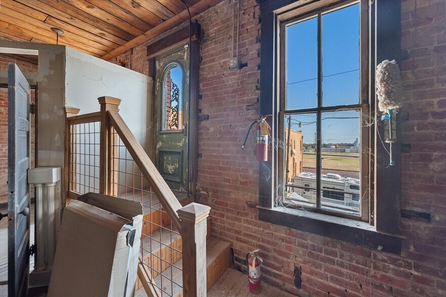 More Photos Of 107 S Beaton St, Corsicana Storefront For Sale