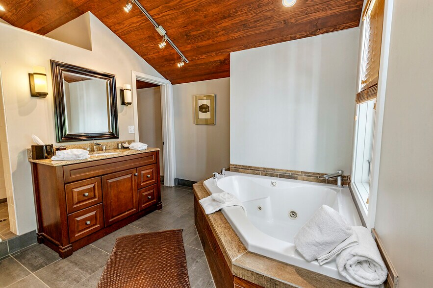 More Photos Of 240 E California St, Jacksonville Hotel For Sale