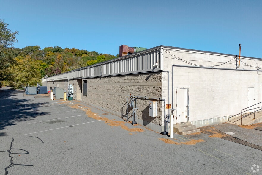 More Photos Of 125 Westbrook Rd, Essex Storefront For Sale