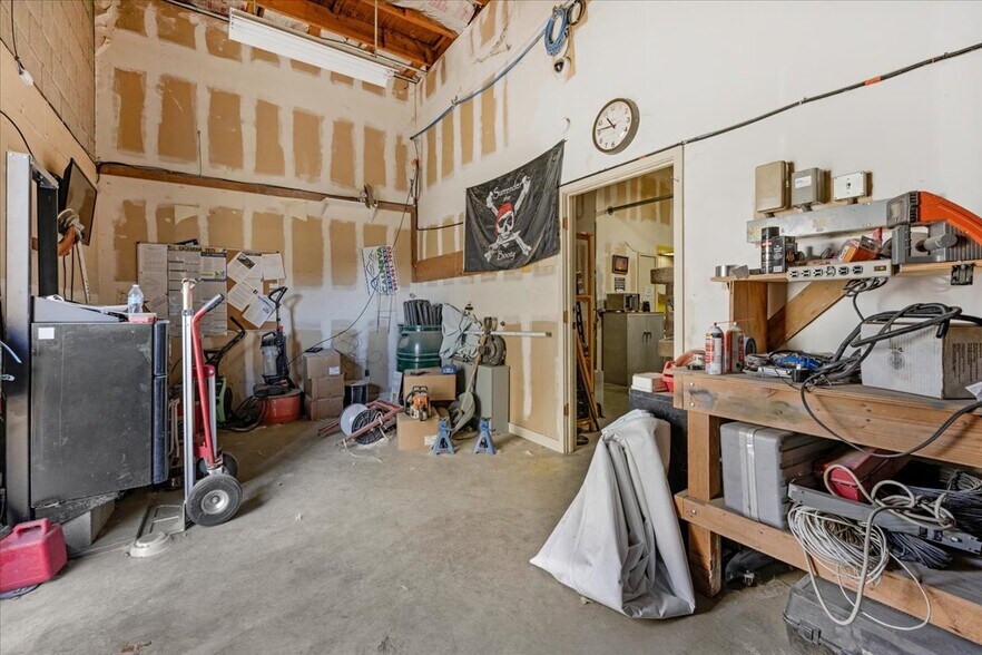 More Photos Of 100 1st St, Coalinga Radio TVTransmission Facilities For Sale