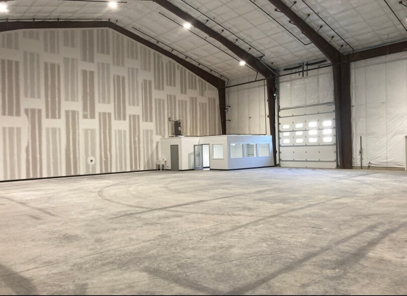 More Photos Of 8 Leecon Ct, Southampton Warehouse For Lease