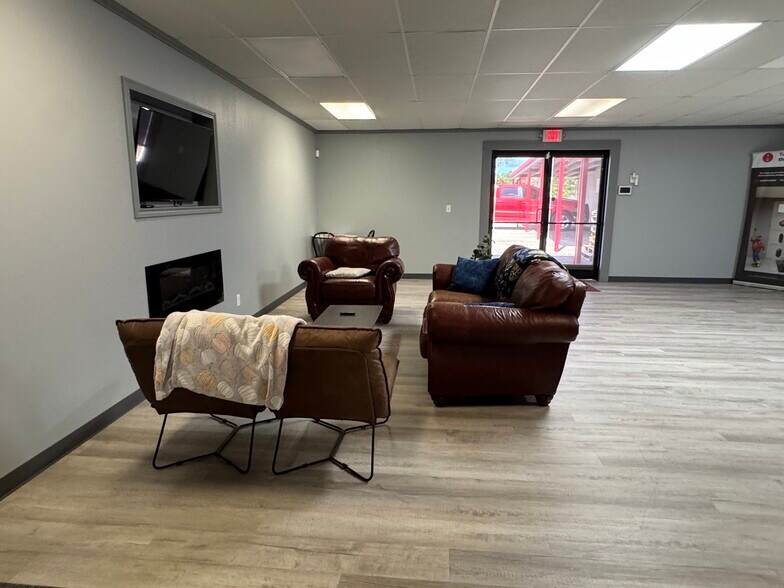 More Photos Of 706 N Perry St, Palestine General Retail For Sale