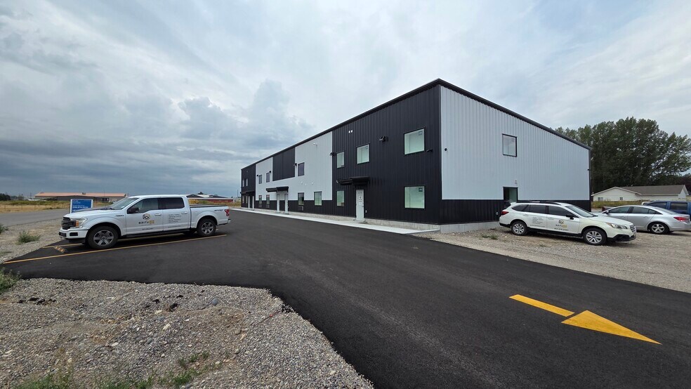 More Photos Of 35 Landmark Ln, Rigby Flex For Lease