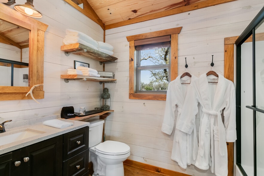 More Photos Of 100 Five Star Trl, Fredericksburg Hotel For Sale