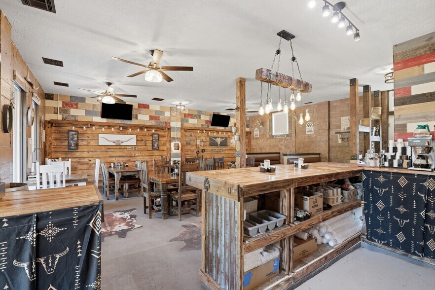 More Photos Of 112 N Chisholm Trl, Dover Restaurant For Sale