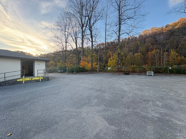 More Photos Of 1255 Lakeside Dr, Jackson Warehouse For Sale