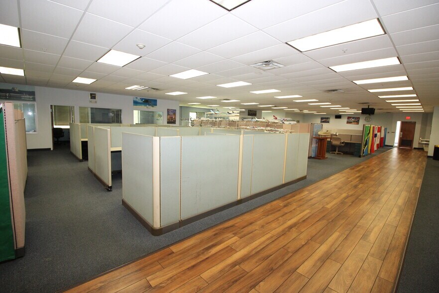 More Photos Of 455 Maryland Dr, Fort Washington Light Manufacturing For Sale