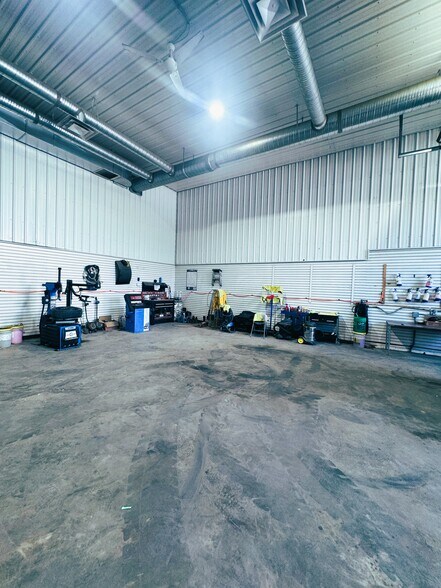 More Photos Of 102 Joblin St, Hinton Warehouse For Sale