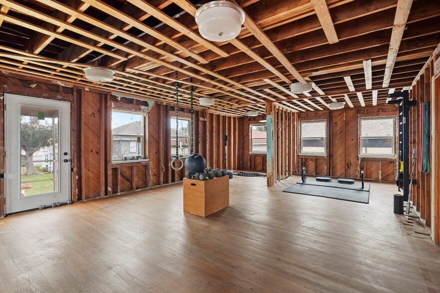 More Photos Of 4720 Avenue O 1/2, Galveston Showroom For Sale
