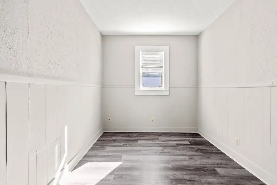 More Photos Of 2001 E Grand Ave, Marshall Office For Sale