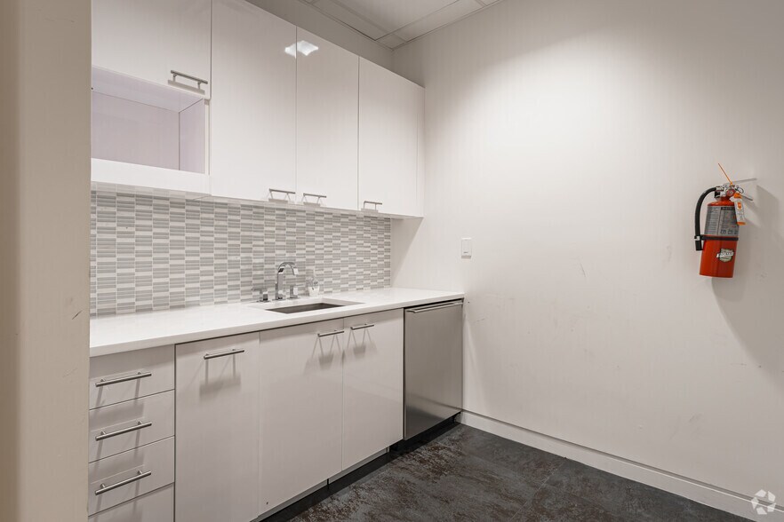 More Photos Of 70 Royal Poinciana Plz, Palm Beach Unknown For Lease