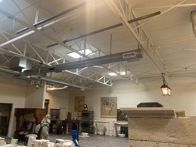 More Photos Of 1308 Dragon St, Dallas Showroom For Lease
