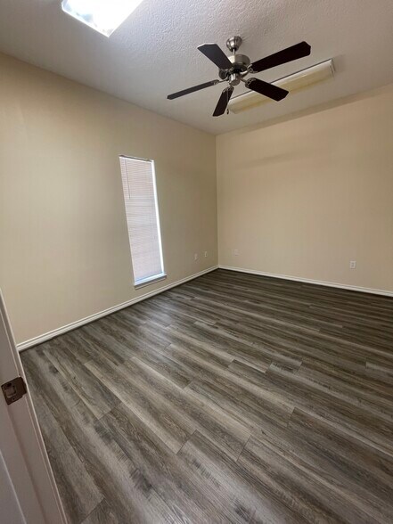 More Photos Of 17006 Seven Pines Dr, Spring Unknown For Lease
