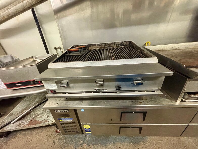 More Photos Of 106 E 4th St, Washington Restaurant For Sale