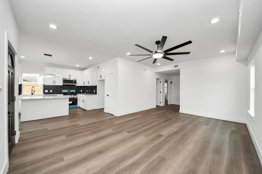 More Photos Of 8012 Miley St, Houston Multifamily For Sale