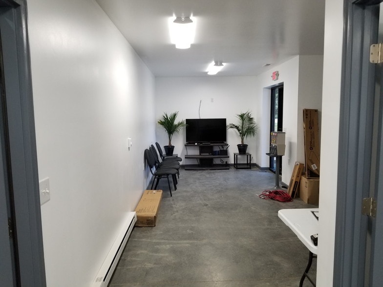 More Photos Of 18 Sterling Pl, Mills River Flex For Lease