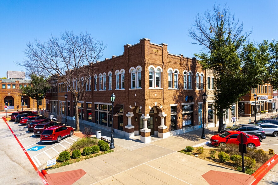 More Photos Of 300-900 Parker Sq, Flower Mound Unknown For Lease