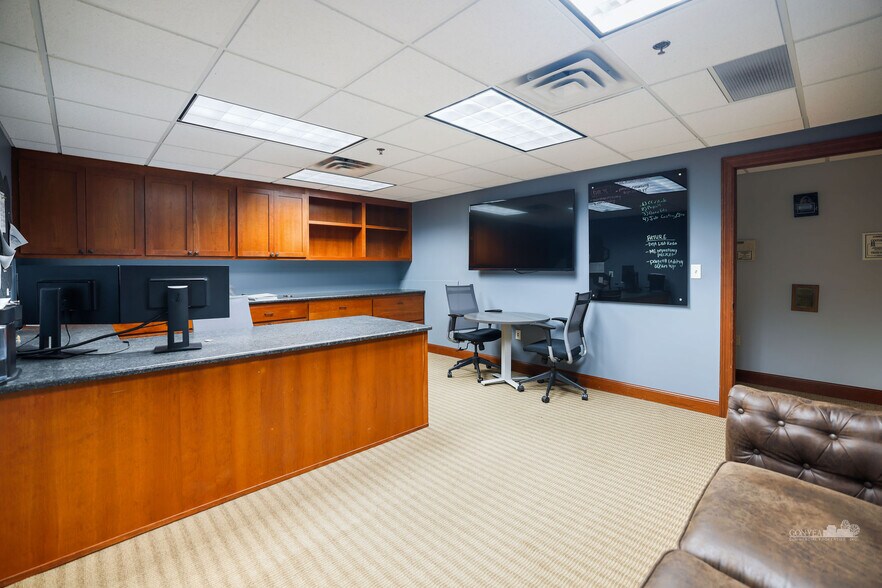 More Photos Of 2200 W Highway 13 W, Burnsville Warehouse For Lease