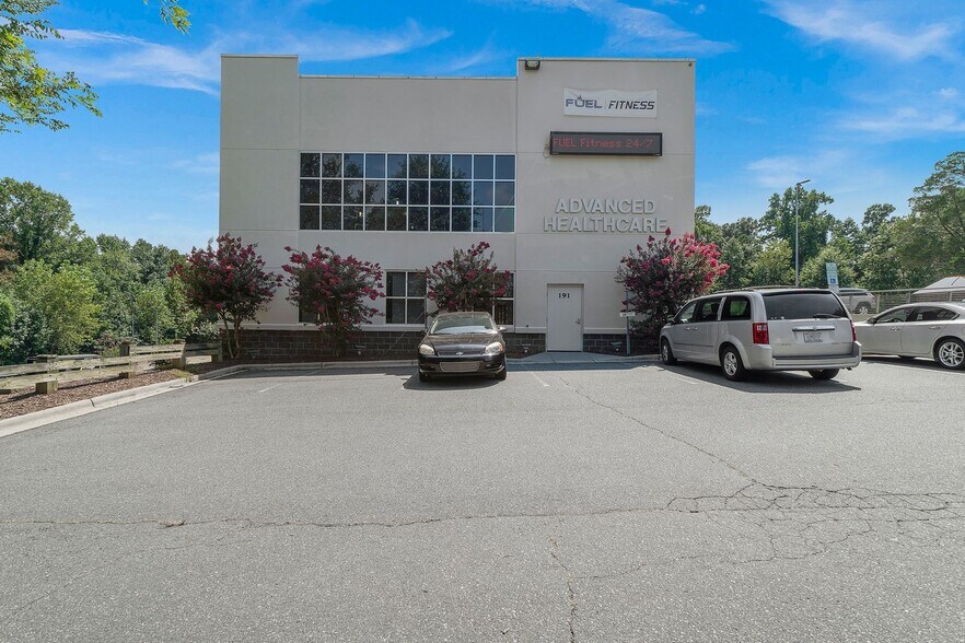 More Photos Of 191 W Plaza Dr, Mooresville Storefront Retail Office For Lease