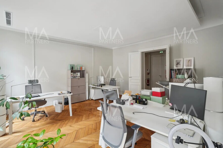 More Photos Of 14 Rue Clément Marot, Paris Office For Sale