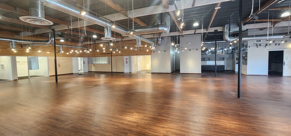 More Photos Of 9240 Clairemont Mesa Blvd, San Diego Showroom For Lease