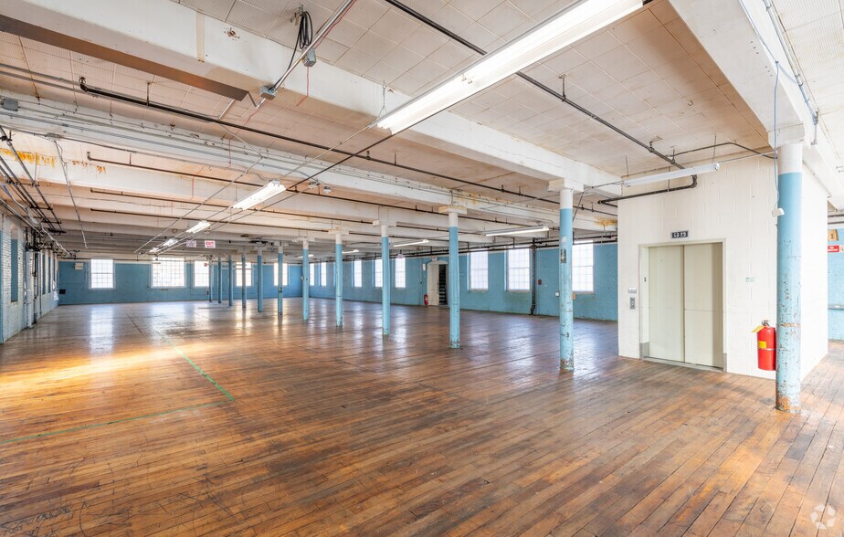 More Photos Of 1 Riverside Way, Wilton Warehouse For Lease